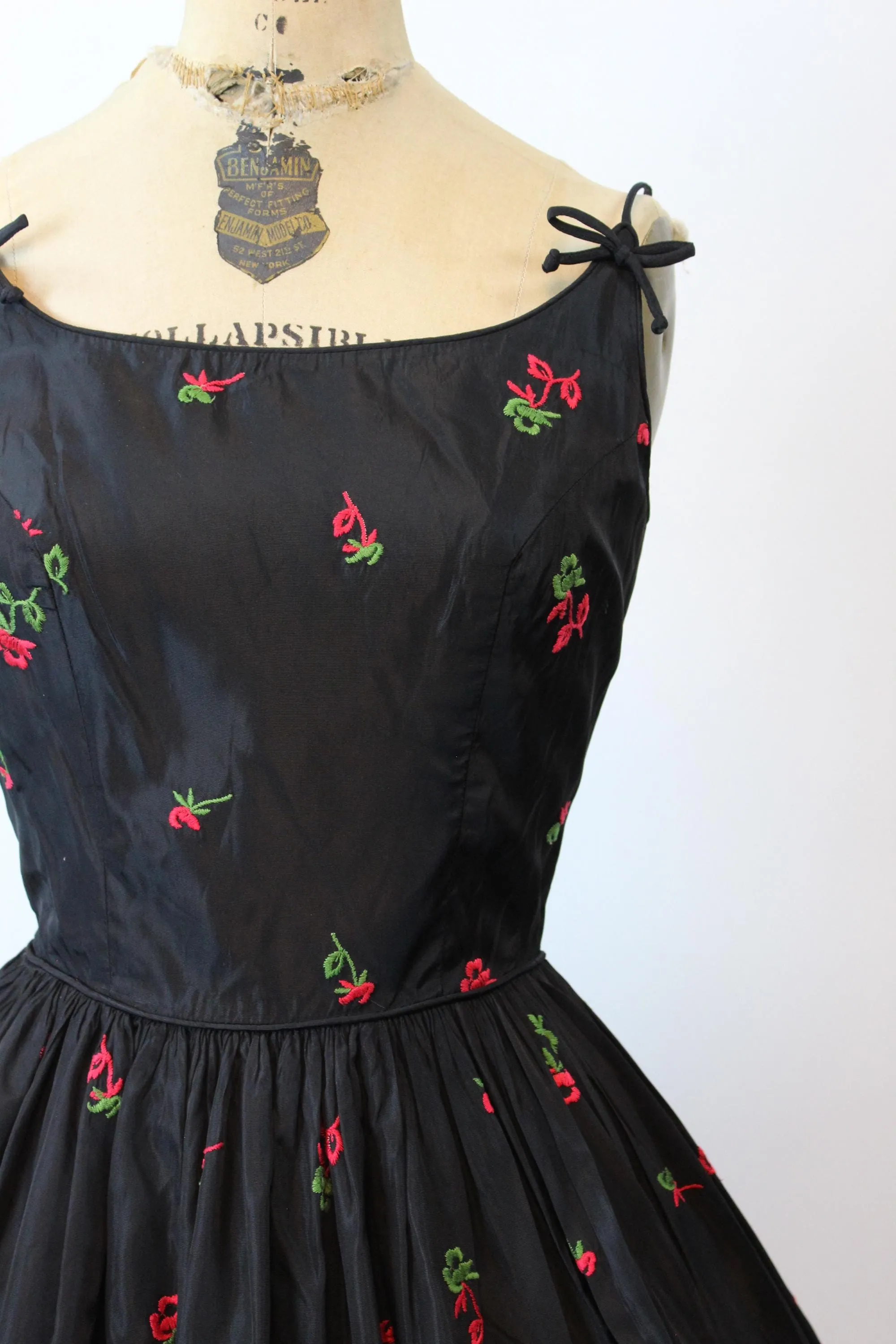 1950s EMBROIDERED flower dress xs | new fall winter