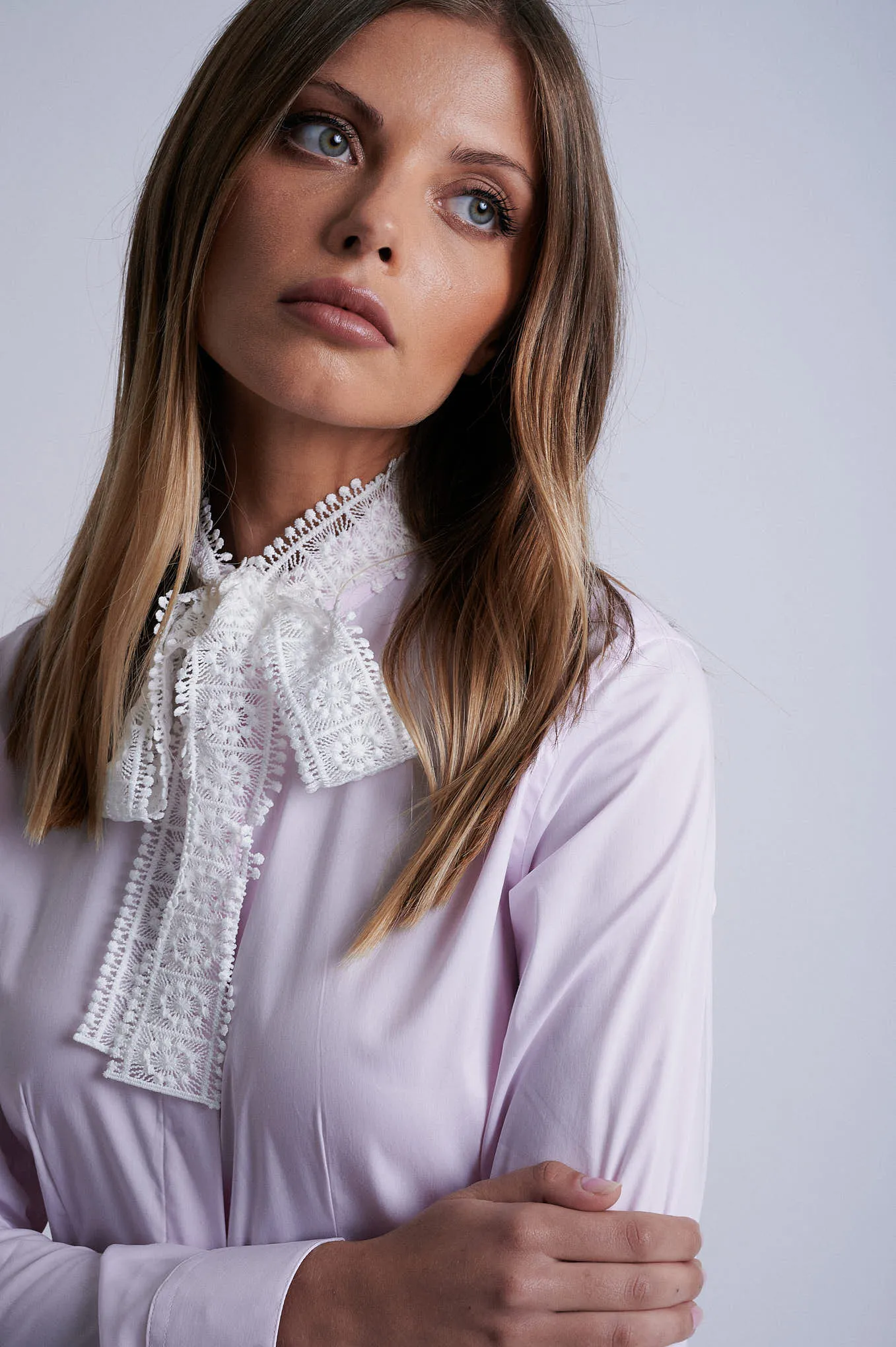 cotton elastane shirt with ribbon lace at collar